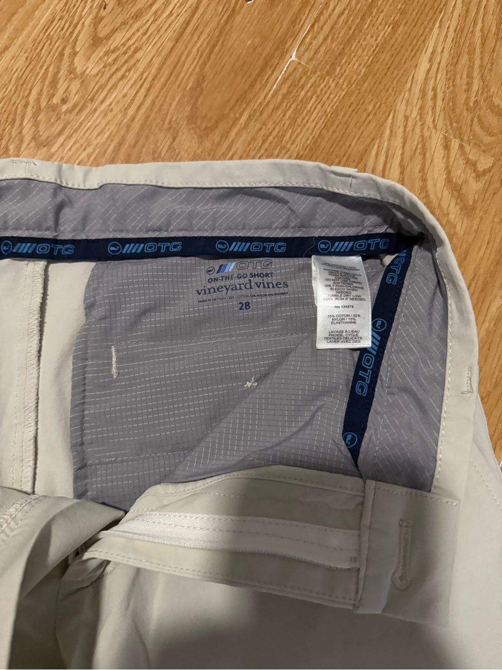 Vineyard Vines Shorts Men Beige On The Go OTG Performance Golf Size 28 - Picture 3 of 3